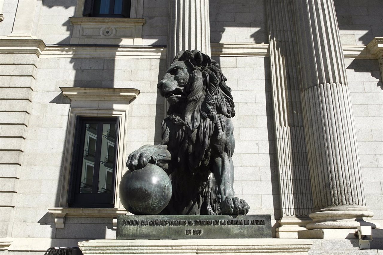 Puerta principal del Congreso de los Diputados con los leones