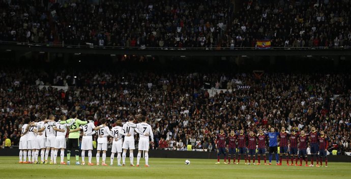 Real Madrid y Barcelona durante minuto de silencio en memoria de Adolfo Suárez