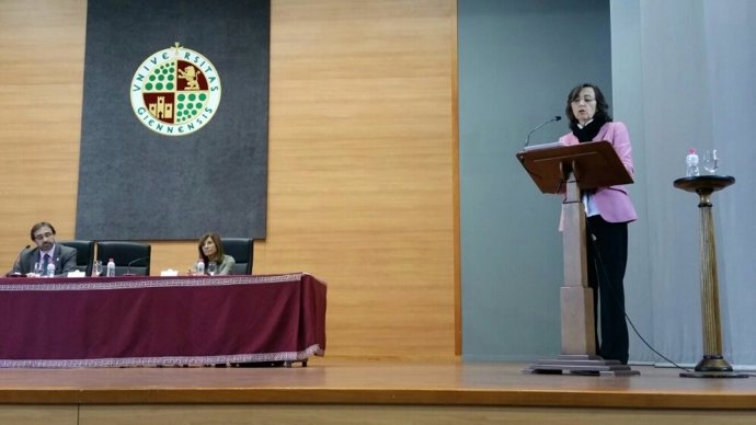 Rosa Aguilar imparte la conferencia en la Universidad de Jaén.