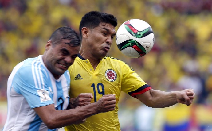 Gabriel Mercado y Teófilo Gutiérrez pelean en un Colombia - Argentina