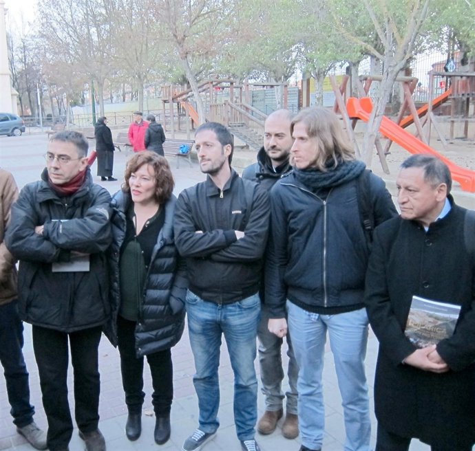 Juan Carlos Monedero (extremo izquierdo) en el barrio de La Pilarica