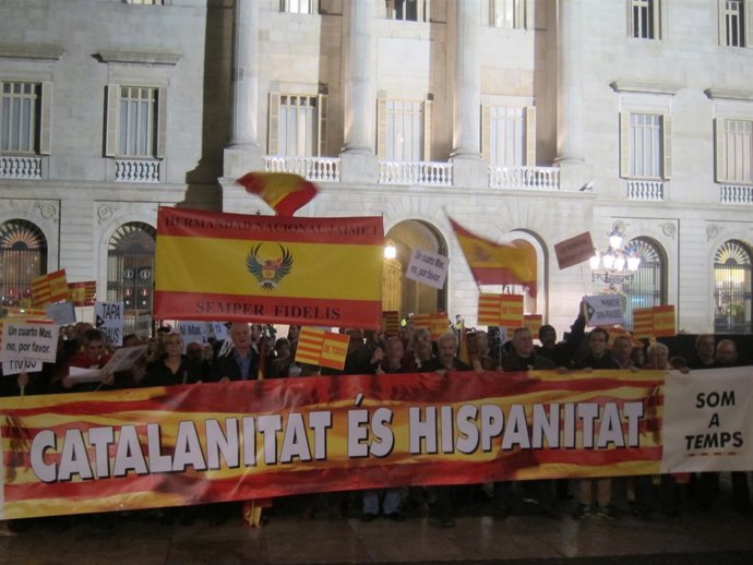 Manifestación ante la Generalitat reclamando la unidad de España
