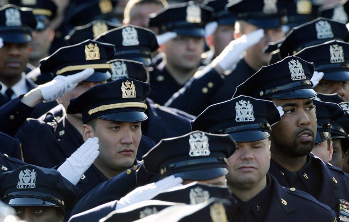 Policías de Nueva York despiden a sus compañeros