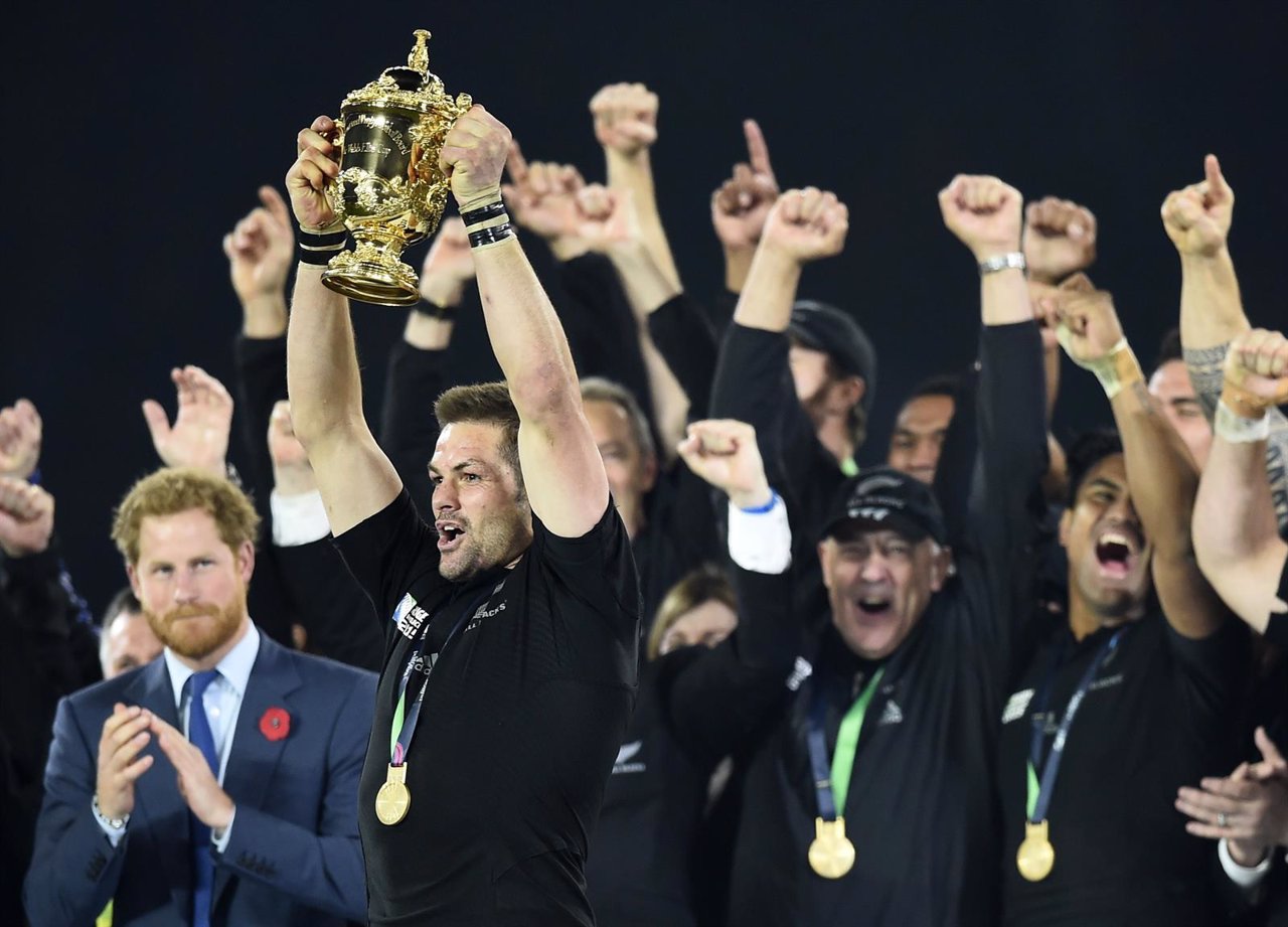Richie McCaw, capitán de Nueva Zelanda, levanta el Mundial de Rugby