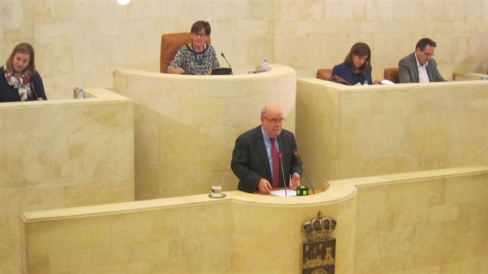 El consejero de Economía presenta los presupuestos de 2016 en el Pleno