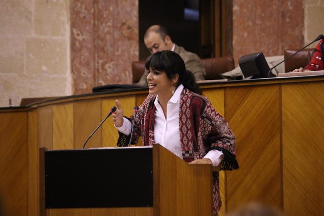 Teresa Rodríguez ante el Pleno del Parlamento