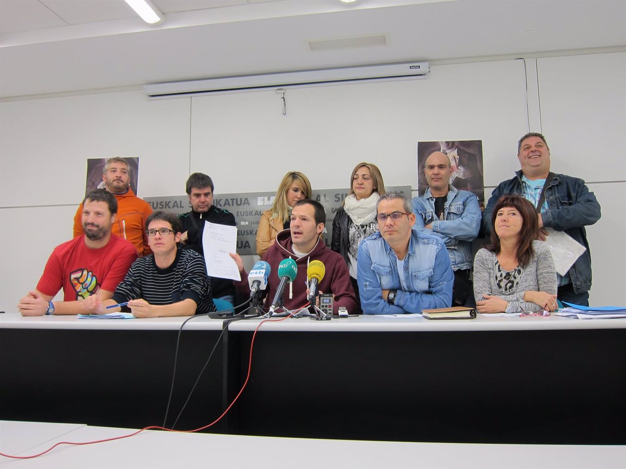 Representantes de ELA y trabajadores de Gamesa de Alsasua en la rueda de prensa