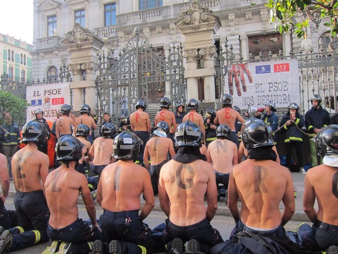 Bomberos de Asturias protestan frente a la Junta General