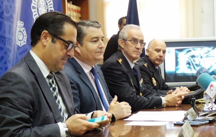 Miguel Briones y Antonio Sanz y comisario Policía Nacional en Málaga