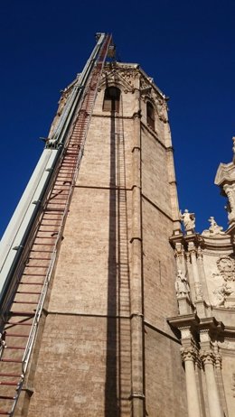 La torre del Miguelete con las escaleras de bomberos