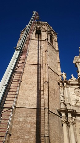 La torre del Miguelete con las escaleras de bomberos