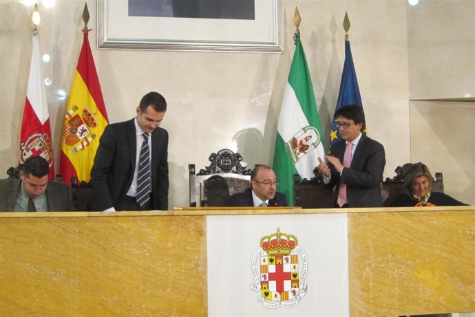 El alcalde renuncia a su cargo en un pleno extraordinario