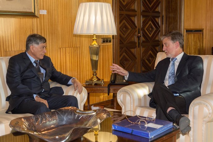 El alcalde Santisteve con el embajador de Ecuador