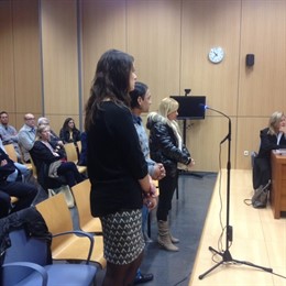 Los acusados junto a una traductora (dcha), en el juicio