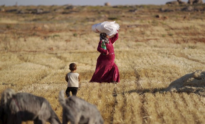 Mujer siria en campo de trigo