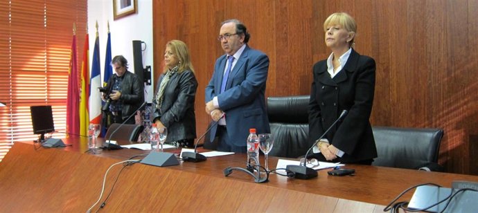 Minuto de silencio por las víctimas de los atentados de París en la UMU