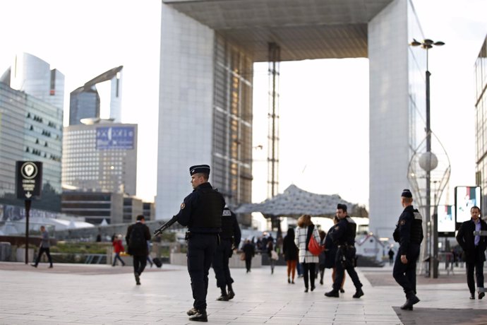 Policías franceses patrullan el barrio de La Défense, en París