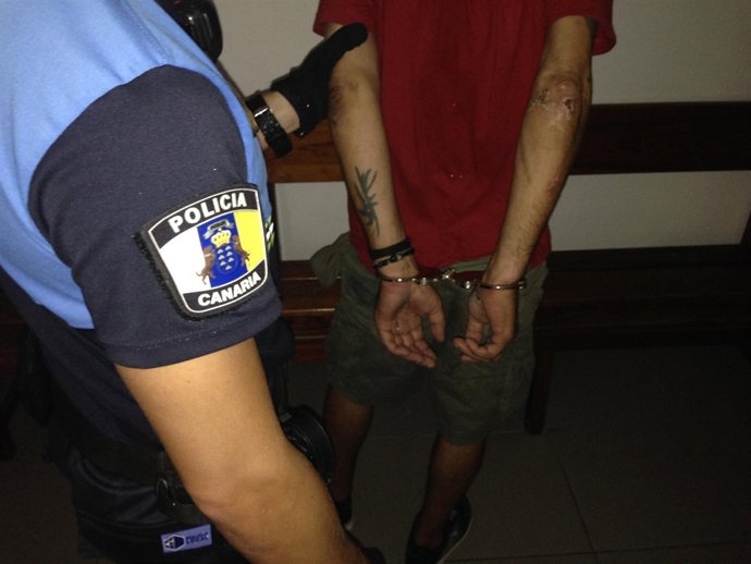 Policía Local de LPGC deteniendo al atracador
