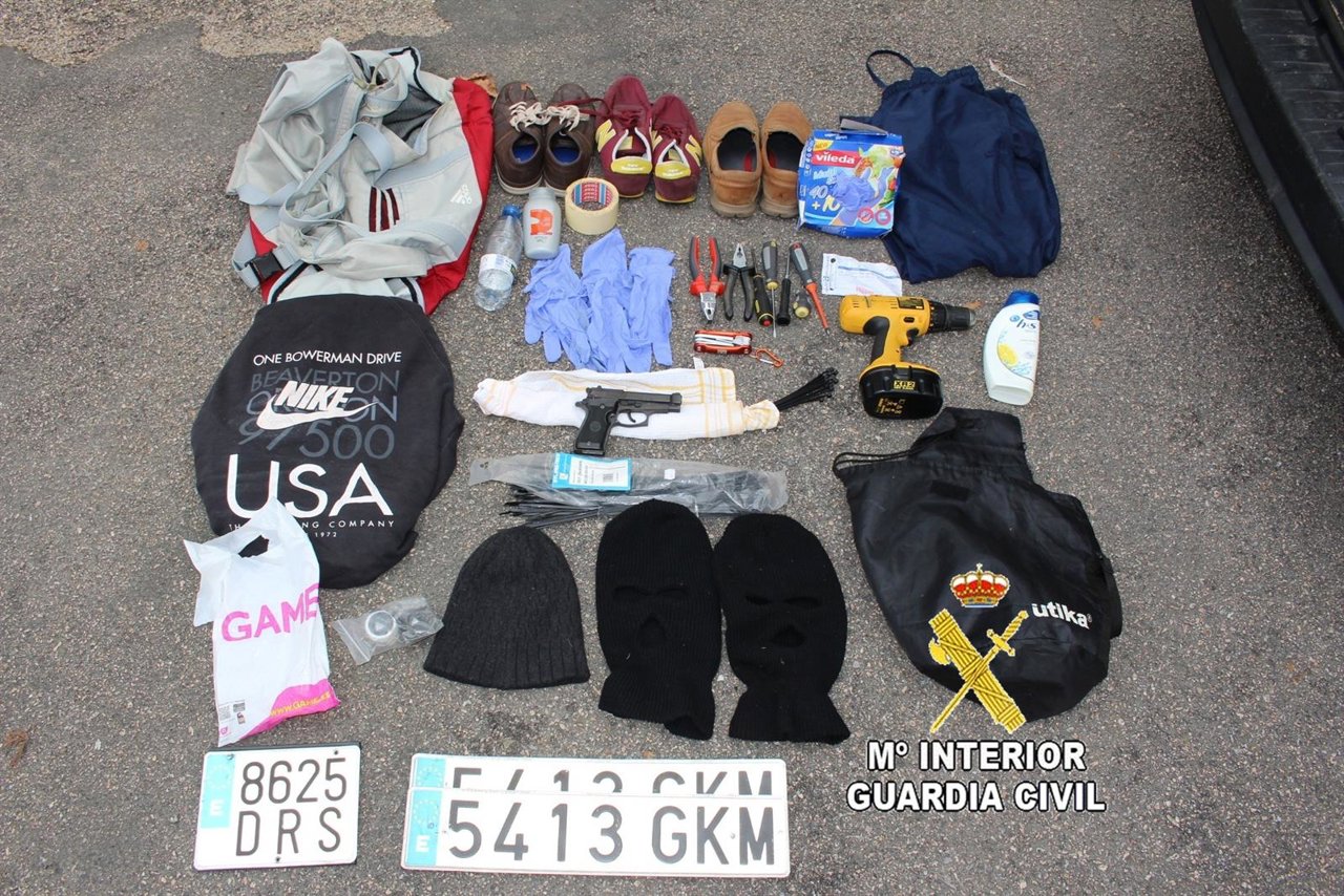 Efectos intervenidos a atracadores de un supermercado en Sanxenxo.