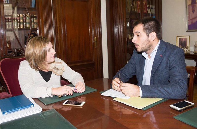 La presidenta de la Diputación de Cádiz con el director del IAJ