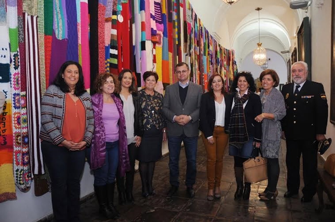 Guijarro (centro), junto a otras autoridades, acude a la exposición