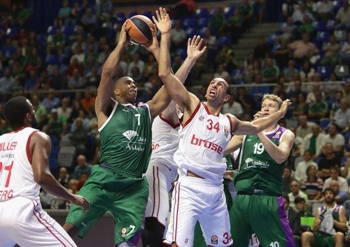 Richard Hendrix en el Unicaja - Brose Baskets Bamberg