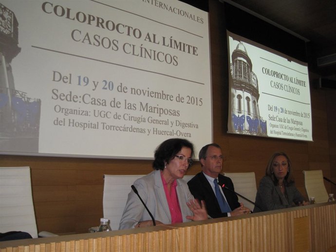 La delegada de la Junta interviene en unas jornadas quirúrgicas