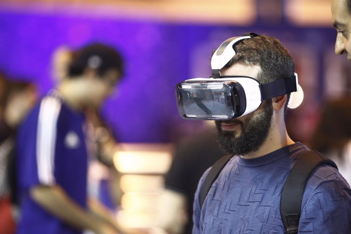 Videojuegos, consolas, gafas de realidad virtual Gear VR, jugando