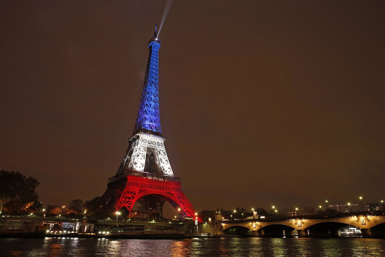 La Torre Eiffel se ilumina con los colores de la bandera de Francia
