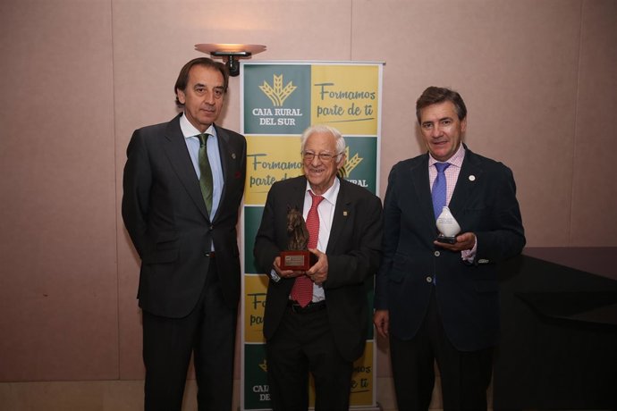 Sicab reconoce la labor del Padre Ángel.