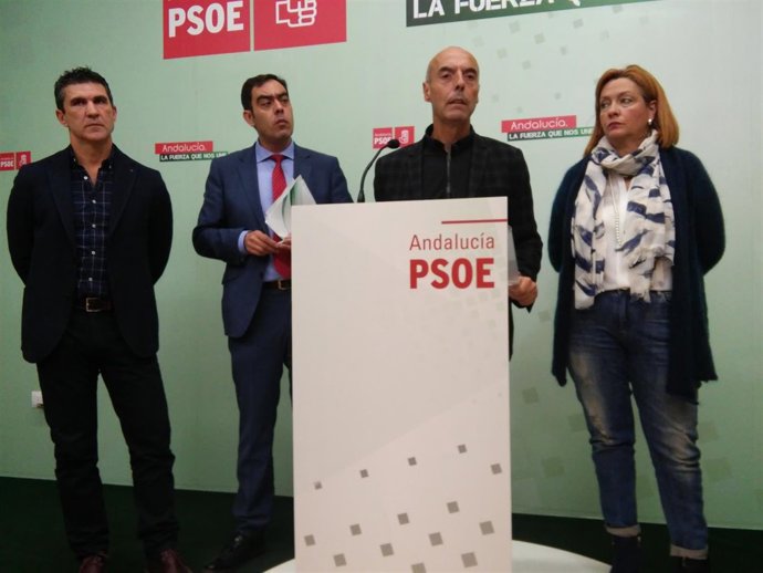 Hurtado interviene, observado por Amor y Durán