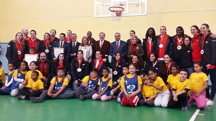 Ministro de Educación con la Selección española femenina de Baloncesto