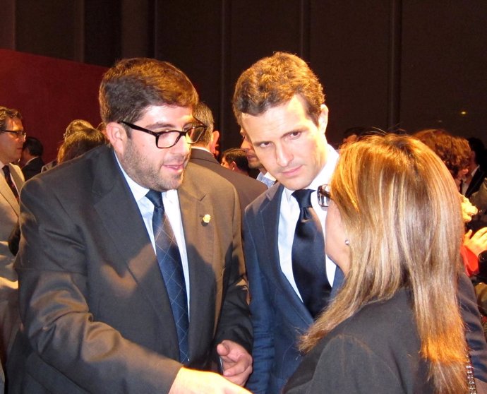 Casado (d) junto al presidente de la Diputación de Ávila, Jesús Manuel Sánchez