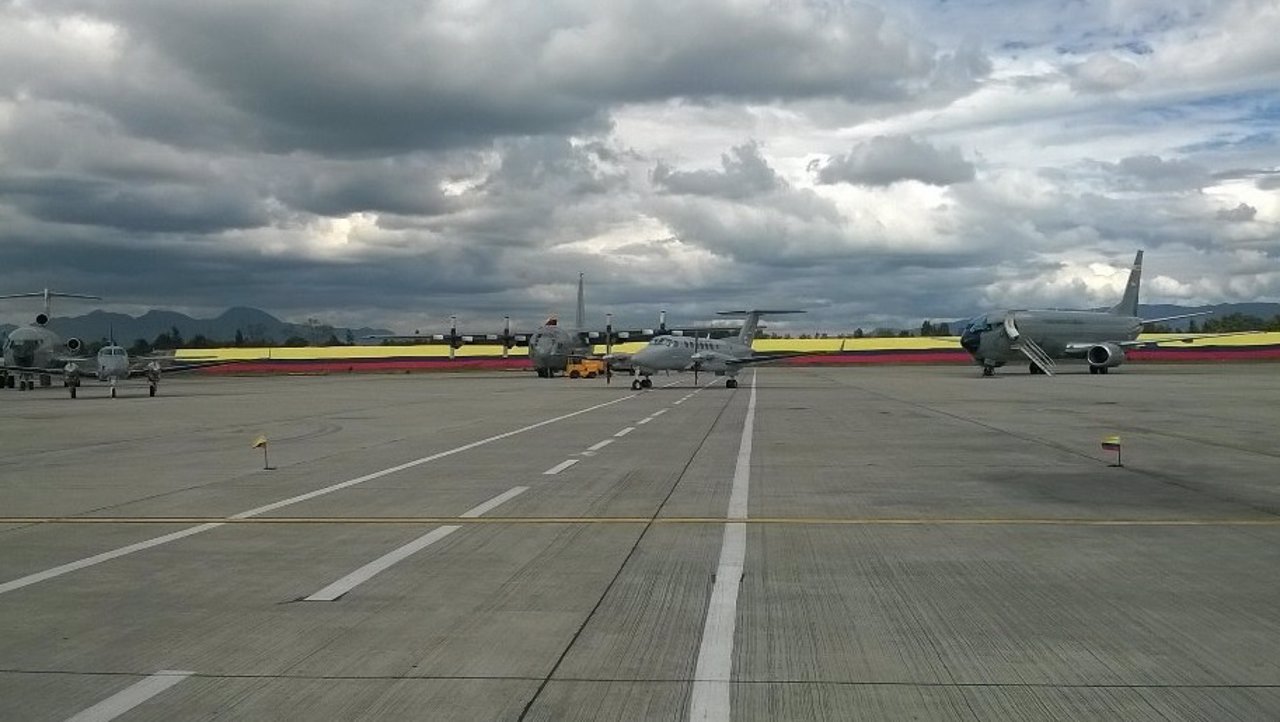 Un avión de la Fuerza Aérea Colombiana se sale de la pista