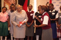 Niñas embajadoras ante la primera dama de Kenia