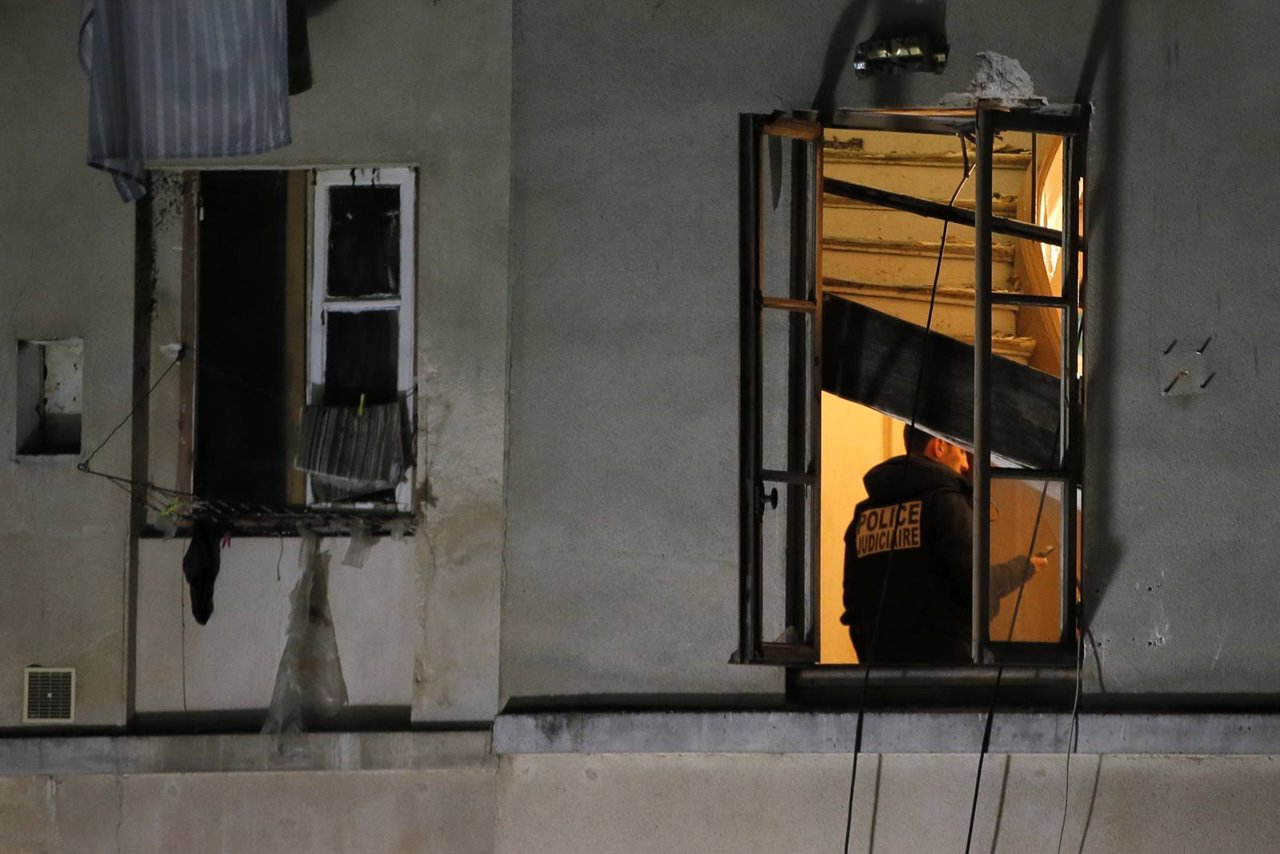 Los forenses de Francia toman muestras en el piso de Saint Denis