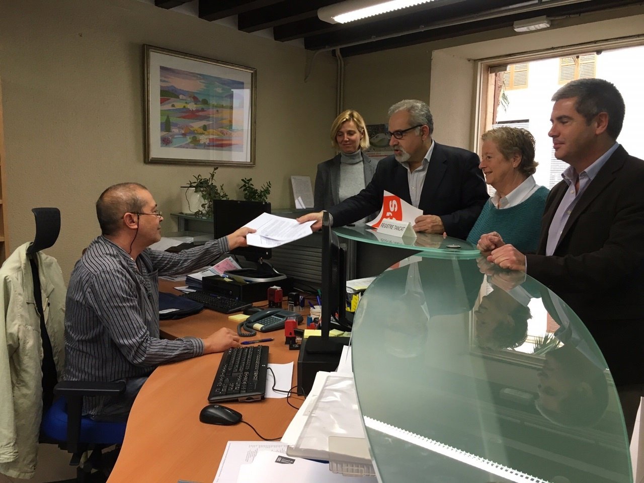 Representantes de C's entrar un escrito en el registro