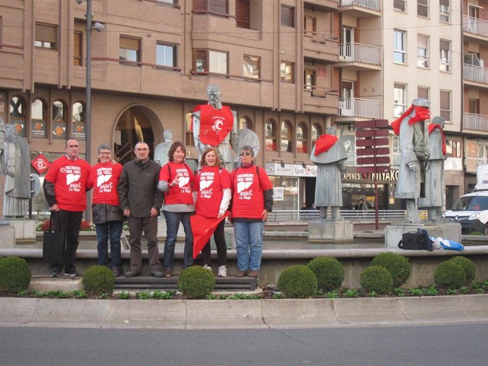 Miembros de la Plataforma, en la Fuente de los Ilustres