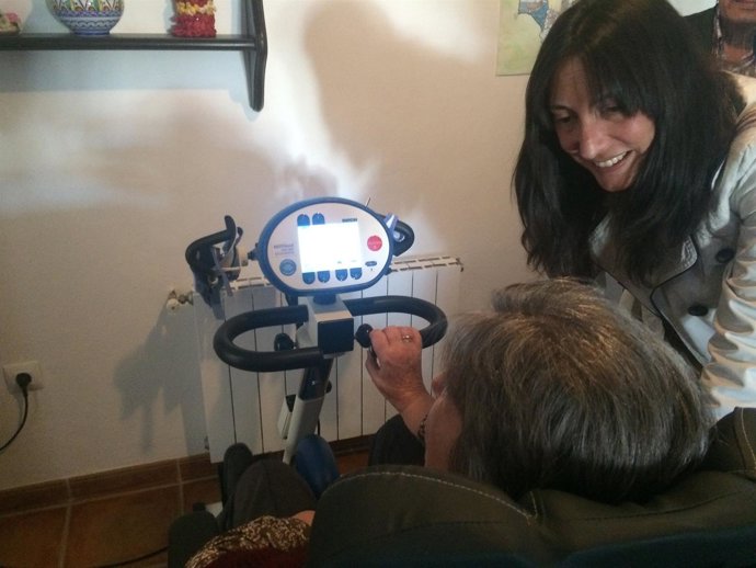 La secretaria general del PP-A, Dolores López, en una residencia de mayores. 