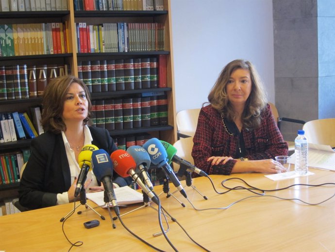 La Fiscal Superior, Esther Fernández, junto a Esperanza González, fiscal