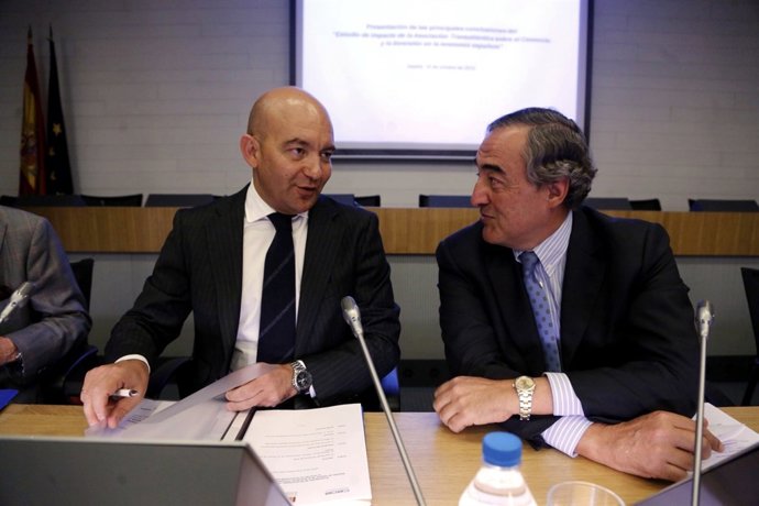 Jaime García Legaz y Juan Rosell en la sede de la CEOE