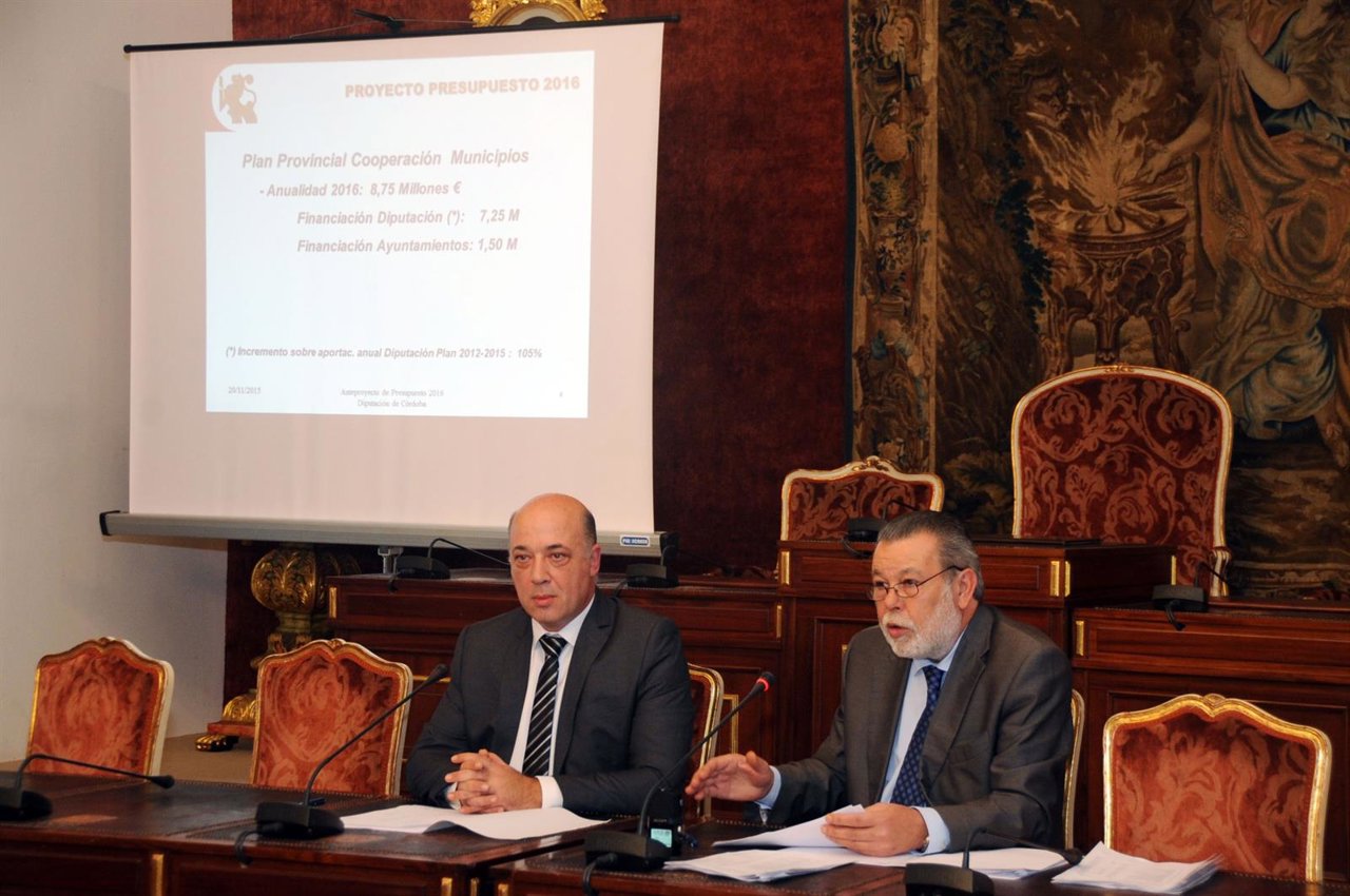 Antonio Ruiz (izda) y Salvador Blanco (dcha) anuncian los presupuestos para 2016