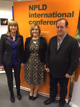 La consejera Ollo y Mikel Arregi, con la representante de Gales.