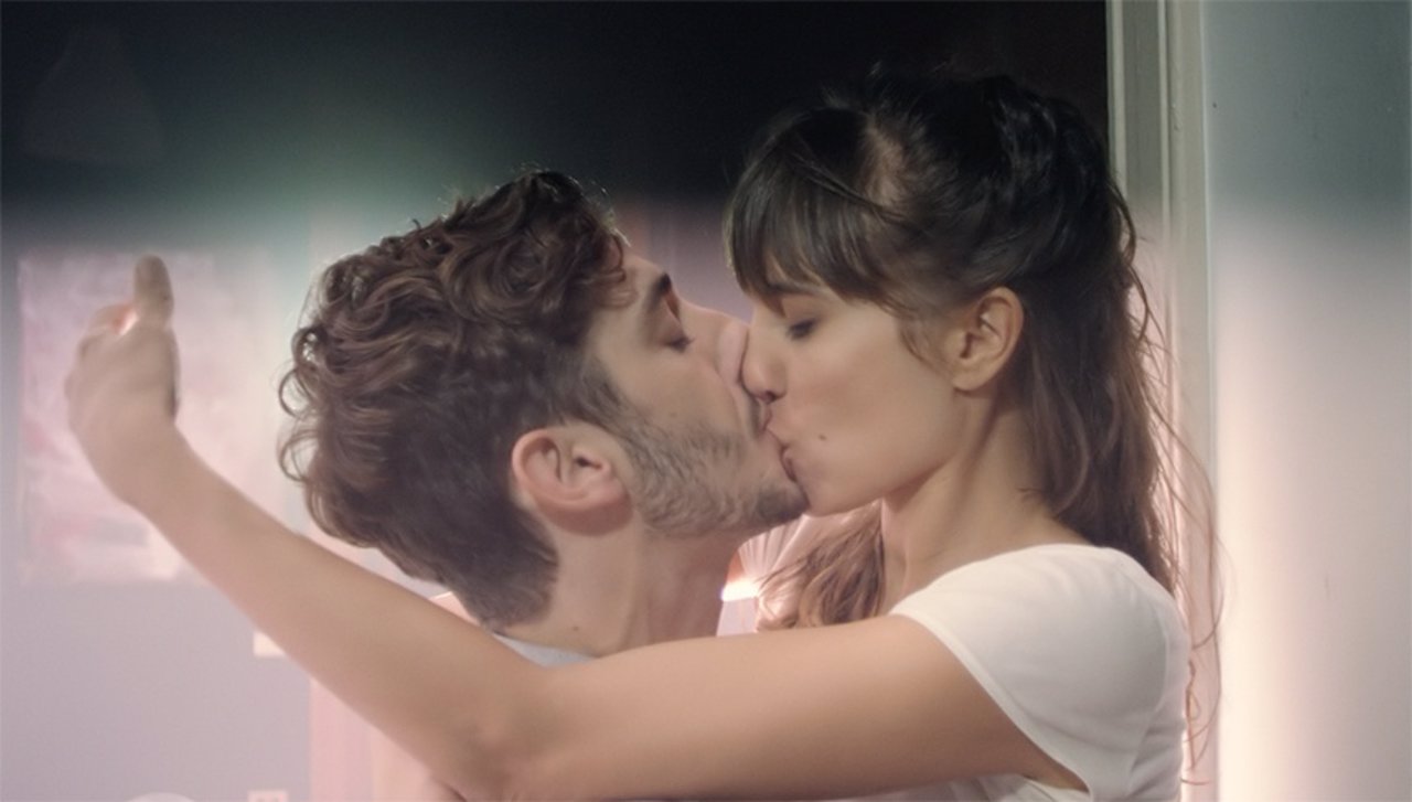 La canción 'Luz artificial' cuenta con un videoclip de David González