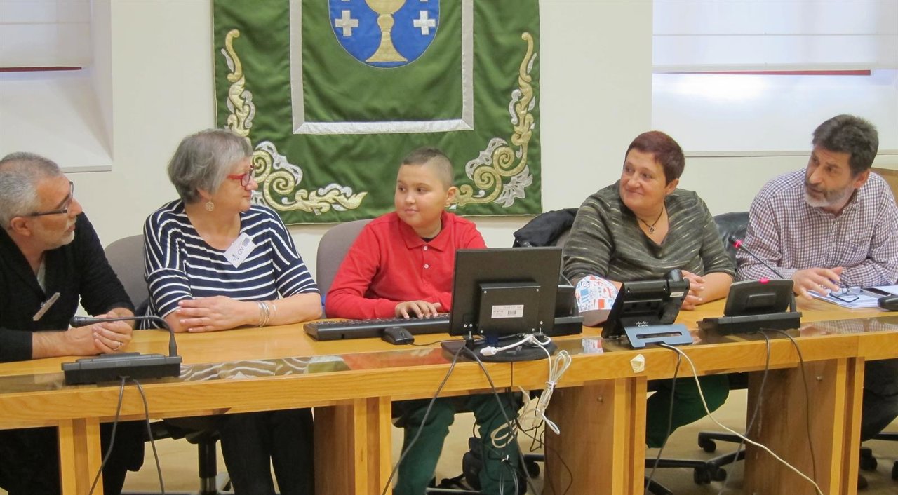 Hadrián Antelo y Nieves Villar acompañados de representantes de Anpas Galegas