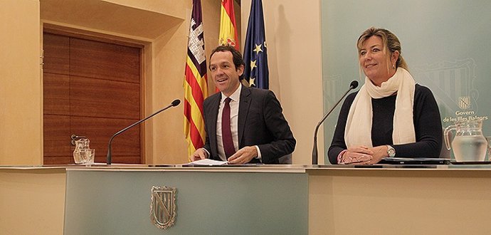 El portavoz del Govern, Marc Pons, y la consellera de Salud, Patricia Gómez