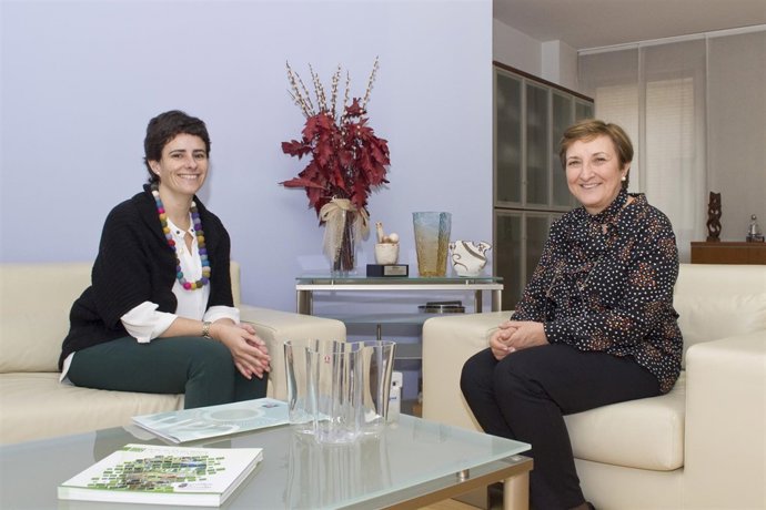 La consejera y la presidenta de FESCAN