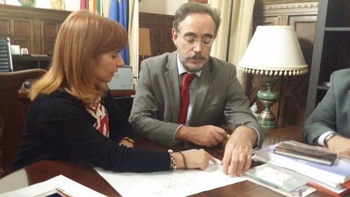 Felipe López informa a Antonia Olivares de asuntos en materia de vivienda.