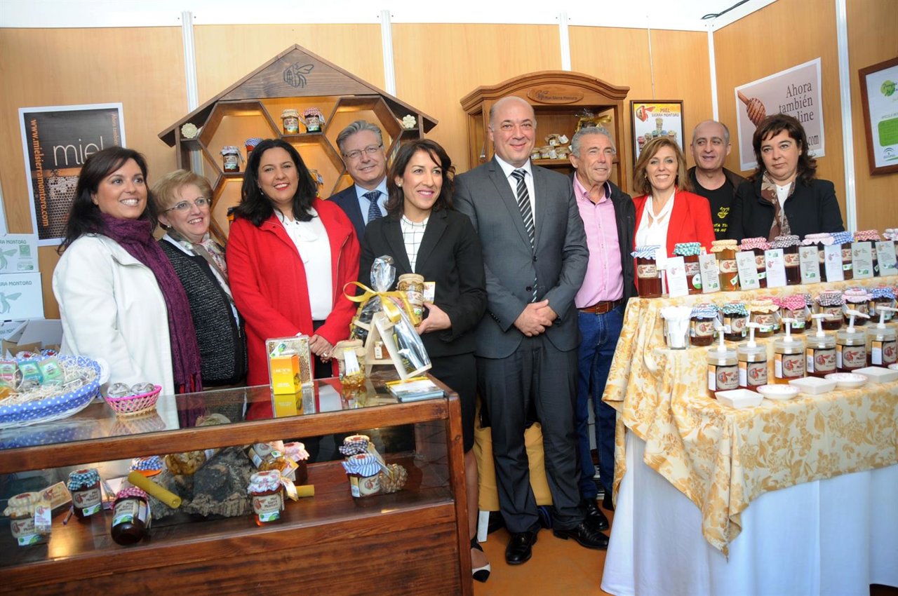Ruiz (centro) inaugura la feria junto a representantes de otras instituciones