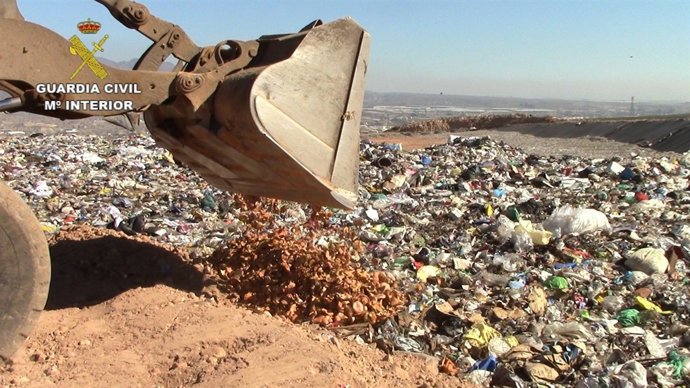 Una pala arroja las setas intervenidas al vertedero
